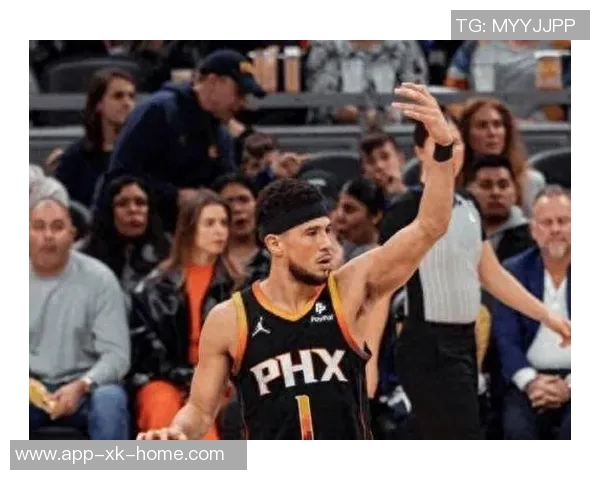 布克首节表现出色三分球未中依然轻松拿下12分2板2助